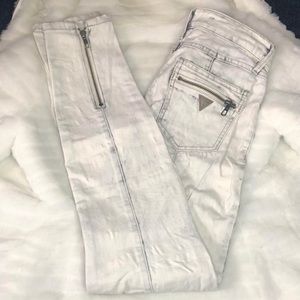 GUESS skinny jean w/ marble finish & zip detailing